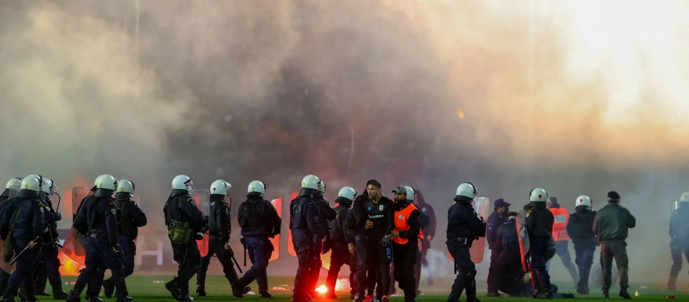 Τούμπα: Εισβολή οπαδών του ΠΑΟΚ στον αγωνιστικό χώρο – Διακοπή του παιχνιδιού με τον Άρη στο 90' με το σκορ 0-1